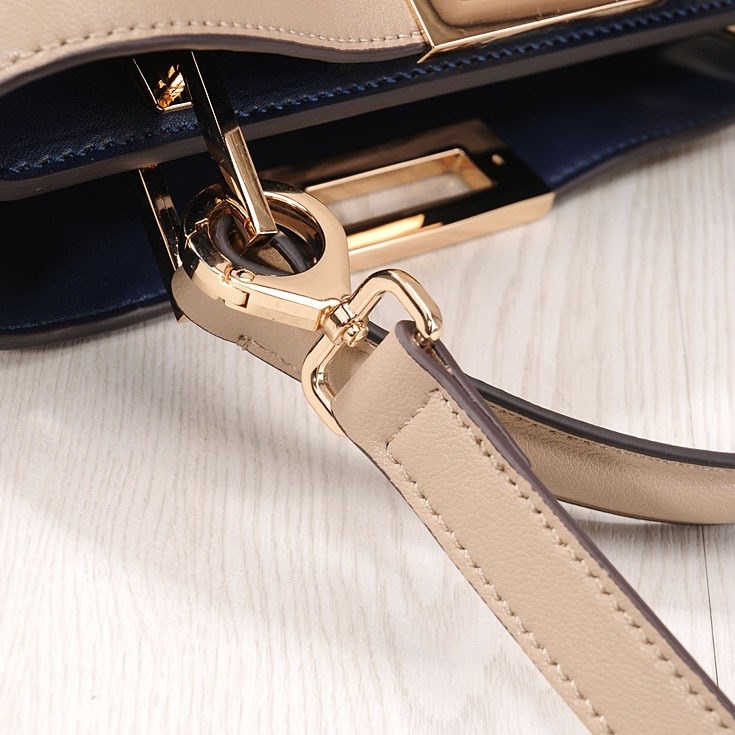 Bolsos de hombro tipo satchel de tamaño mediano con asa superior de cuero blanco y cierre de metal