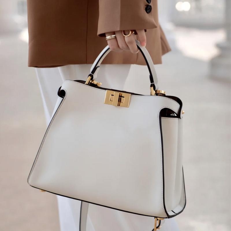 Bolsos de hombro tipo satchel de tamaño mediano con asa superior de cuero blanco y cierre de metal